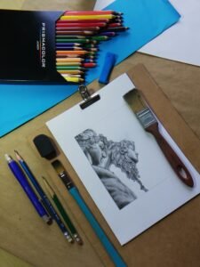 Dibujo en grafito de perfil clásico, acompañado por herramientas de arte, que muestra el proceso creativo en la obra de Yohan Pixone, ideal para amantes del arte en Madrid.