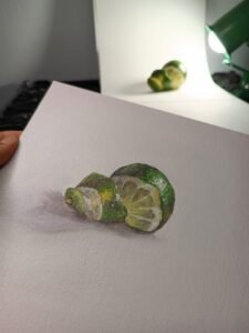 Bodegón en óleo de una lima cortada, destacando la textura y el realismo de la pintura, con un enfoque en el proceso artístico de Yohan Pixone en Madrid.