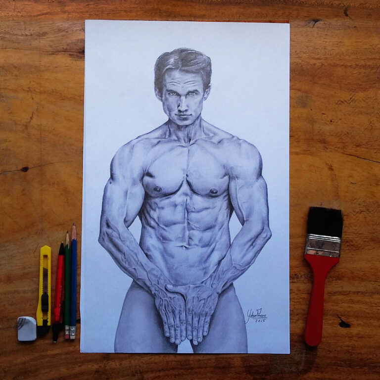 Dibujo en grafito de un hombre musculoso en pose frontal, que muestra la definición anatómica con gran detalle. Creado por Yohan Pixone.