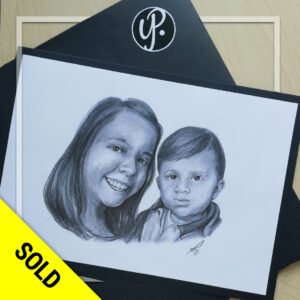 Retrato en grafito de una madre con su hijo, capturando un momento familiar con realismo y detalle, ideal para coleccionistas y regalos personalizados de arte en Madrid. Obra vendida de Yohan Pixone.