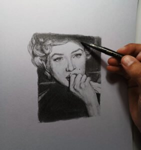 Dibujo en grafito en progreso de un retrato clásico femenino, realizado por Yohan Pixone. Captura la precisión y el detalle característico de su arte.