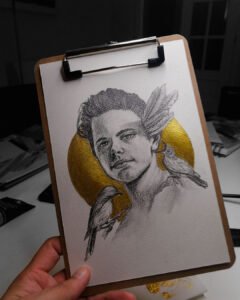 Retrato en grafito de un joven con aves y un fondo dorado, combinando detalles realistas y elementos decorativos. Obra creada por Yohan Pixone.