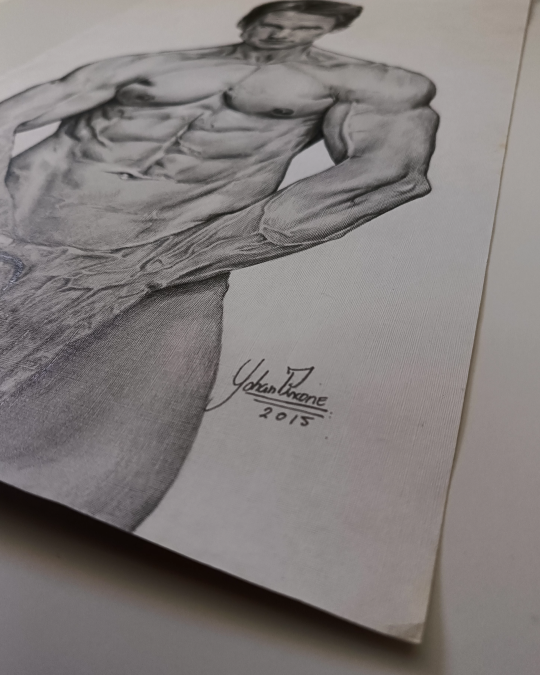 Dibujo realista en lápiz de figura masculina con gran detalle anatómico – obra de Yohan Pixone
