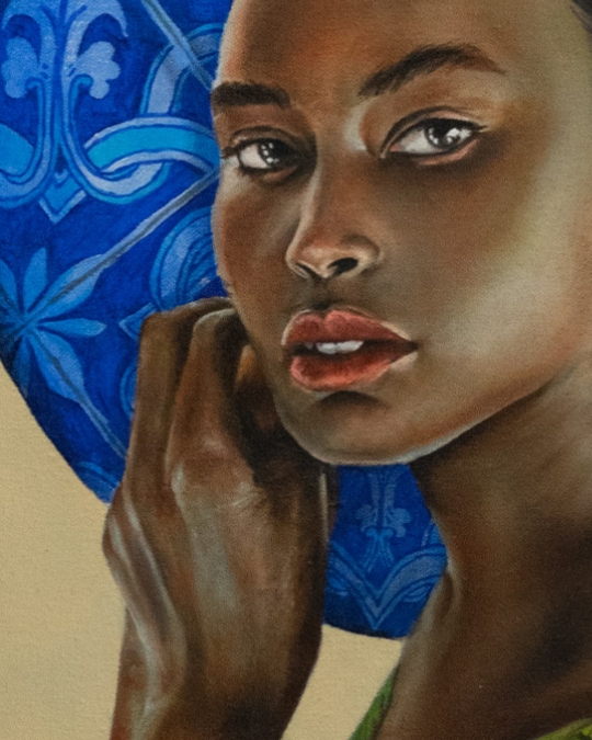 Pintura al óleo de mujer afrodescendiente con fondo cerámico azul y pendientes dorados – obra de Yohan Pixone