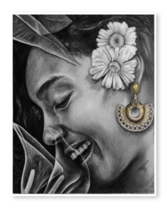 Retrato a mano en grafito de mujer caribeña con flor de cayena y aretes tairona. Obra íntima que une naturaleza, cultura y espiritualidad. ¡Descúbrela ahora!