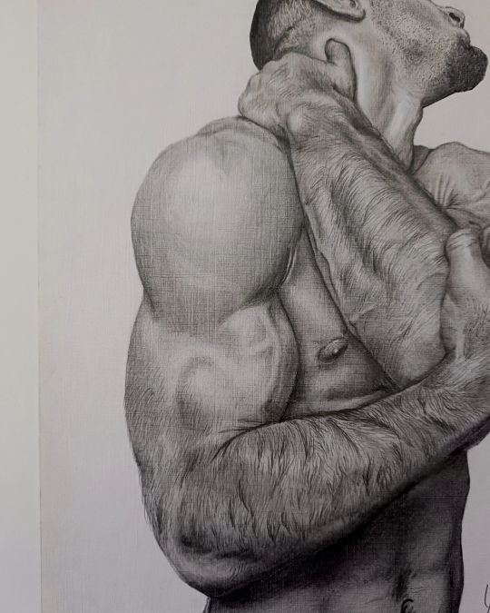 Dibujo realista en lápiz de hombre desnudo en giro dinámico, grafito sobre papel – obra de Yohan Pixone