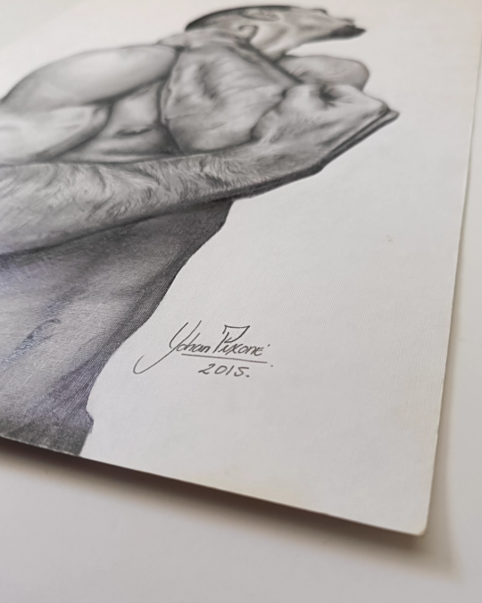 Dibujo realista en lápiz de hombre desnudo en giro dinámico, grafito sobre papel – obra de Yohan Pixone