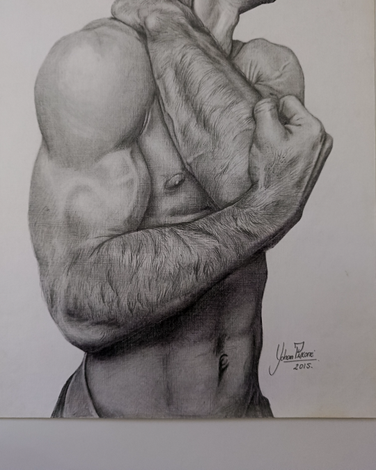 Dibujo realista en lápiz de hombre desnudo en giro dinámico, grafito sobre papel – obra de Yohan Pixone