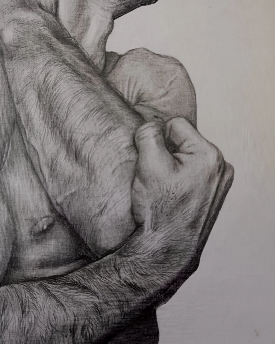 Dibujo realista en lápiz de hombre desnudo en giro dinámico, grafito sobre papel – obra de Yohan Pixone