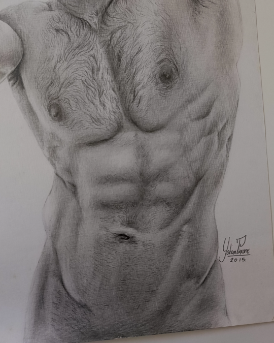 Dibujo realista en lápiz de hombre relajado con manos en la cabeza, grafito sobre papel – obra de Yohan Pixone