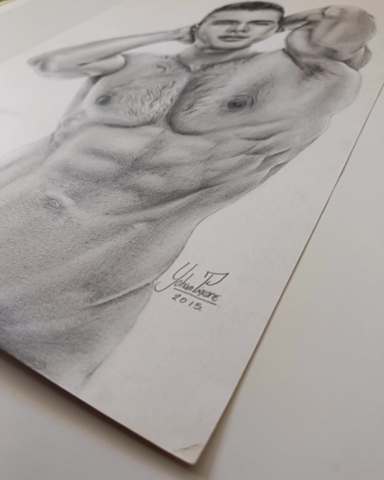 Dibujo realista en lápiz de hombre relajado con manos en la cabeza, grafito sobre papel – obra de Yohan Pixone