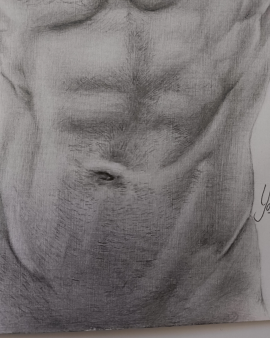 Dibujo realista en lápiz de hombre relajado con manos en la cabeza, grafito sobre papel – obra de Yohan Pixone