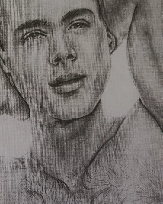 Dibujo realista en lápiz de hombre relajado con manos en la cabeza, grafito sobre papel – obra de Yohan Pixone