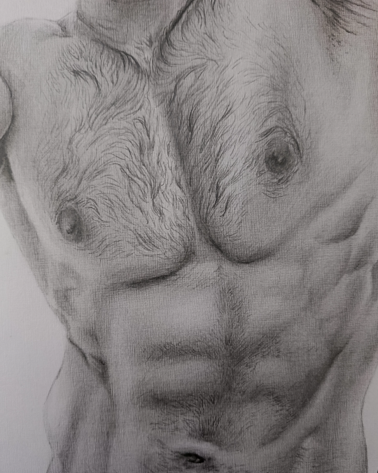 Dibujo realista en lápiz de hombre relajado con manos en la cabeza, grafito sobre papel – obra de Yohan Pixone