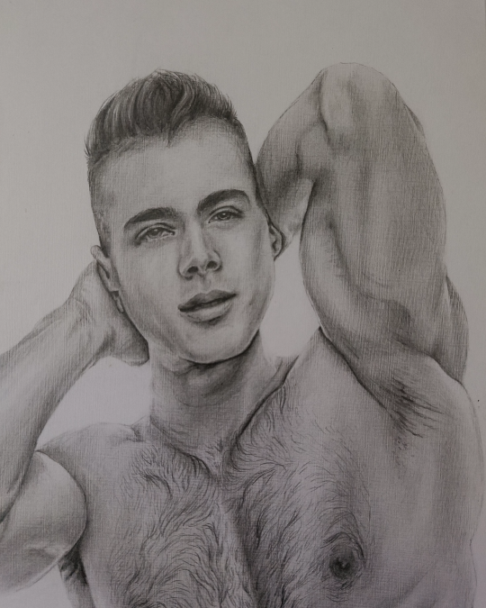 Dibujo realista en lápiz de hombre relajado con manos en la cabeza, grafito sobre papel – obra de Yohan Pixone