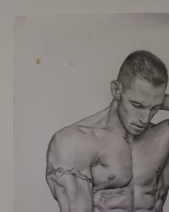 Dibujo realista en lápiz de hombre desnudo con tela en manos, grafito sobre papel – obra de Yohan Pixone