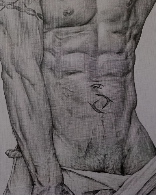 Dibujo realista en lápiz de hombre desnudo con tela en manos, grafito sobre papel – obra de Yohan Pixone