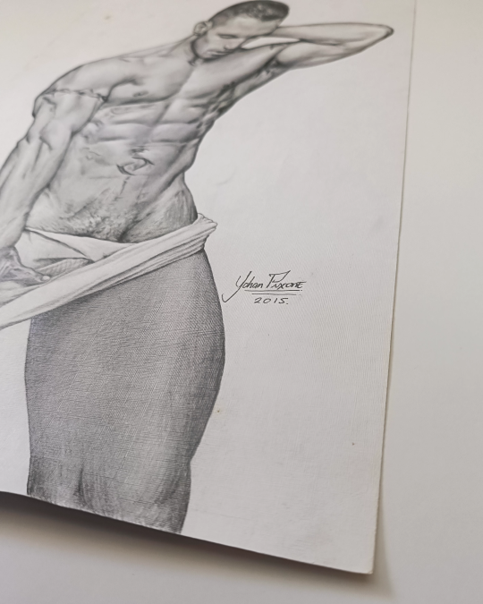 Dibujo realista en lápiz de hombre desnudo con tela en manos, grafito sobre papel – obra de Yohan Pixone