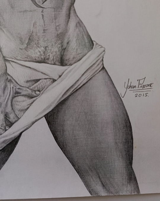 Dibujo realista en lápiz de hombre desnudo con tela en manos, grafito sobre papel – obra de Yohan Pixone