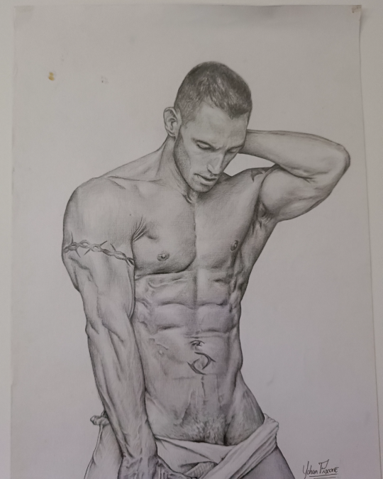Dibujo realista en lápiz de hombre desnudo con tela en manos, grafito sobre papel – obra de Yohan Pixone