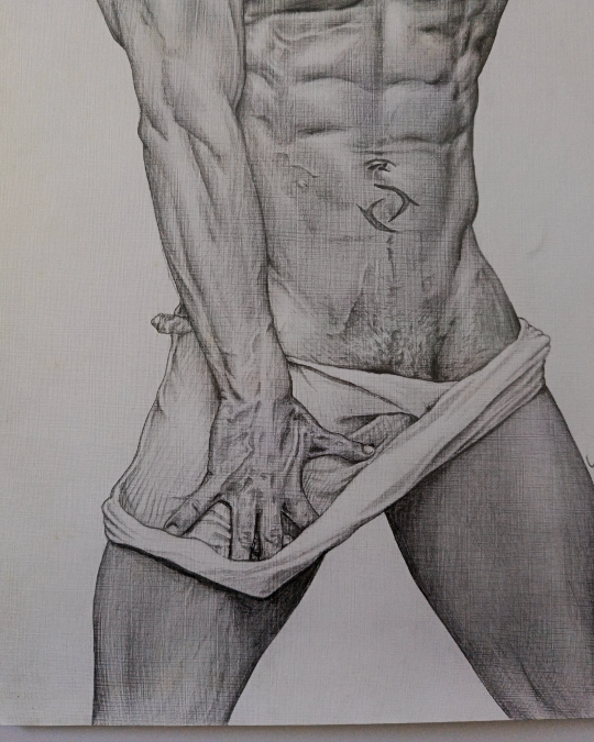 Dibujo realista en lápiz de hombre desnudo con tela en manos, grafito sobre papel – obra de Yohan Pixone