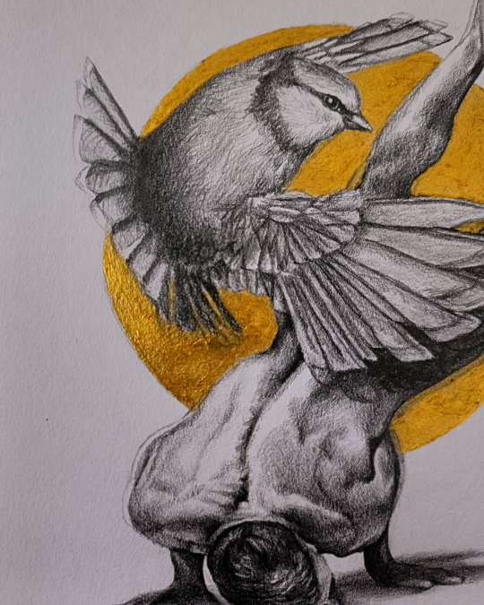 Dibujo realista en lápiz y acrílico de hombre en tensión con fondo dorado y ave en vuelo – obra de Yohan Pixone