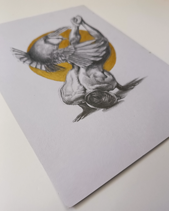 Dibujo realista en lápiz y acrílico de hombre en tensión con fondo dorado y ave en vuelo – obra de Yohan Pixone