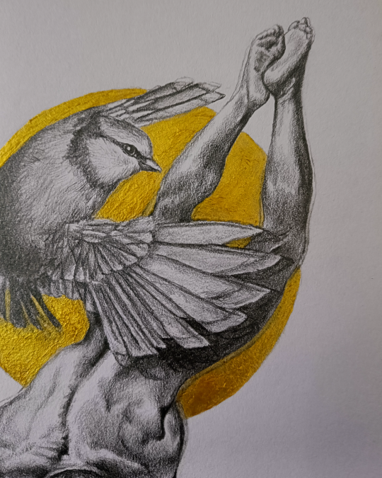 Dibujo realista en lápiz y acrílico de hombre en tensión con fondo dorado y ave en vuelo – obra de Yohan Pixone