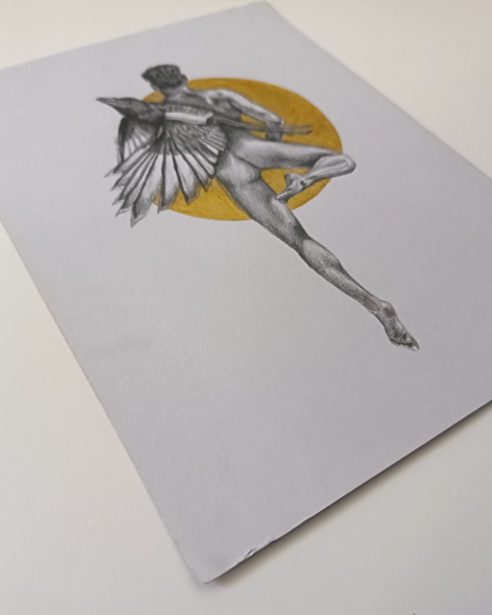 Dibujo realista en lápiz y dorado de hombre desnudo con aureola, postura dinámica – obra de Yohan Pixone