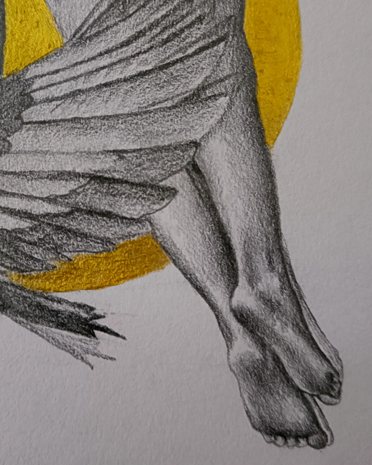 Dibujo realista en lápiz y dorado de hombre de espaldas en postura dinámica con ave, fondo dorado – obra de Yohan Pixone