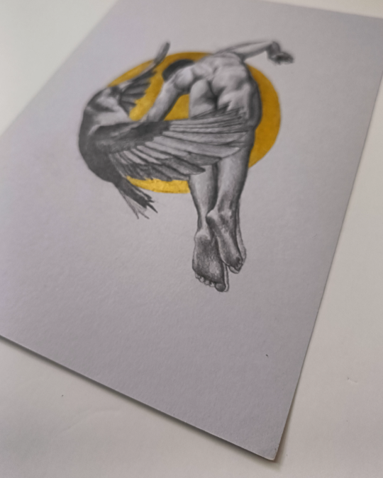 Dibujo realista en lápiz y dorado de hombre de espaldas en postura dinámica con ave, fondo dorado – obra de Yohan Pixone