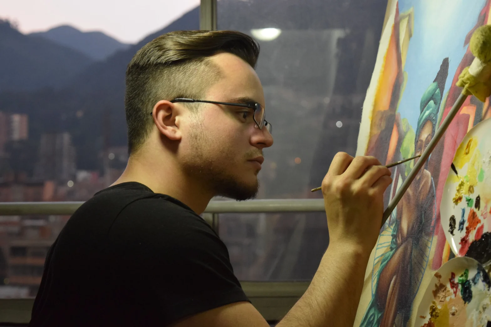 Proceso creativo en arte figurativo donde una imagen se construye desde la sensación y la tensión sin resolverse completamente