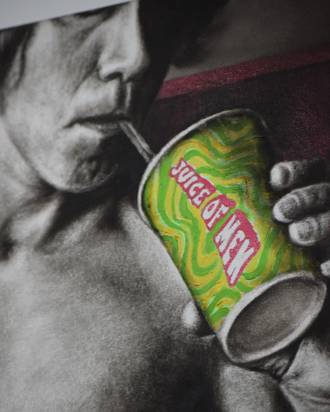 Pintura al óleo de figura masculina bebiendo con intervención de color verde y rosa, obra Consumo contenido de Yohan Pixone