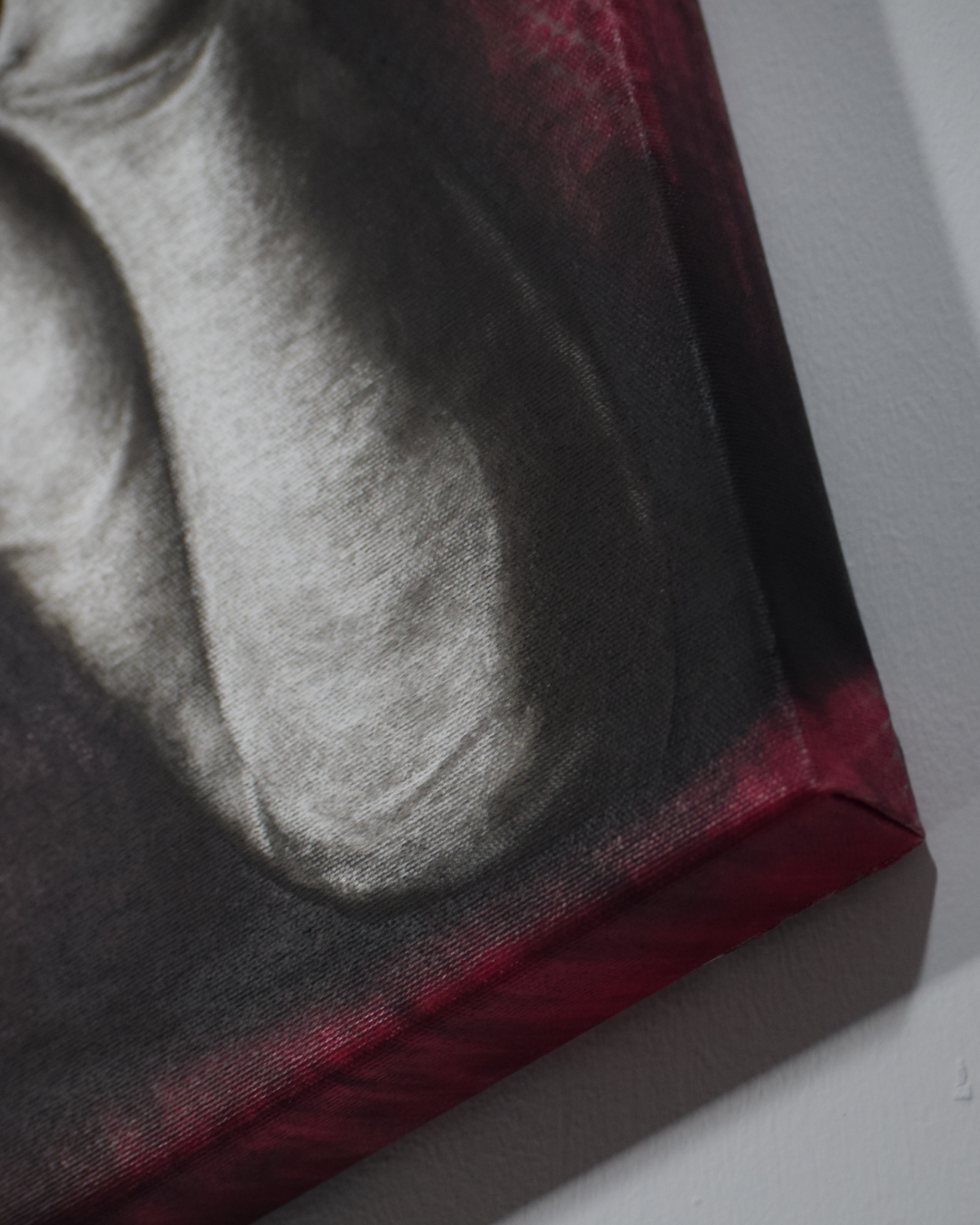 Pintura al óleo de figura masculina bebiendo con intervención de color verde y rosa, obra Consumo contenido de Yohan Pixone