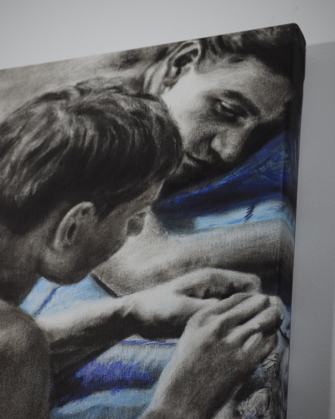 Pintura al óleo de dos figuras humanas en escena íntima con intervención de color, obra Antes de decir de Yohan Pixone