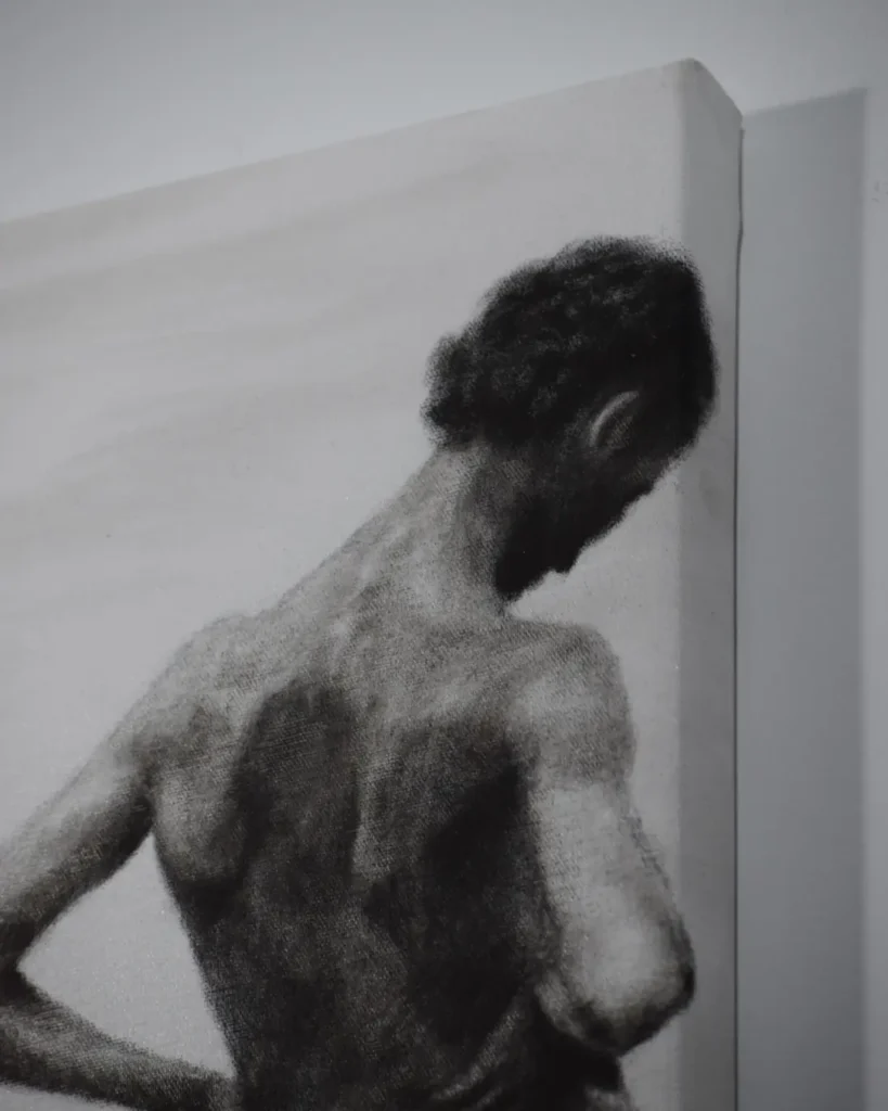 Pintura al óleo de dos figuras humanas en paisaje con intervención de color rosa, obra Cuando pesa el silencio de Yohan Pixone