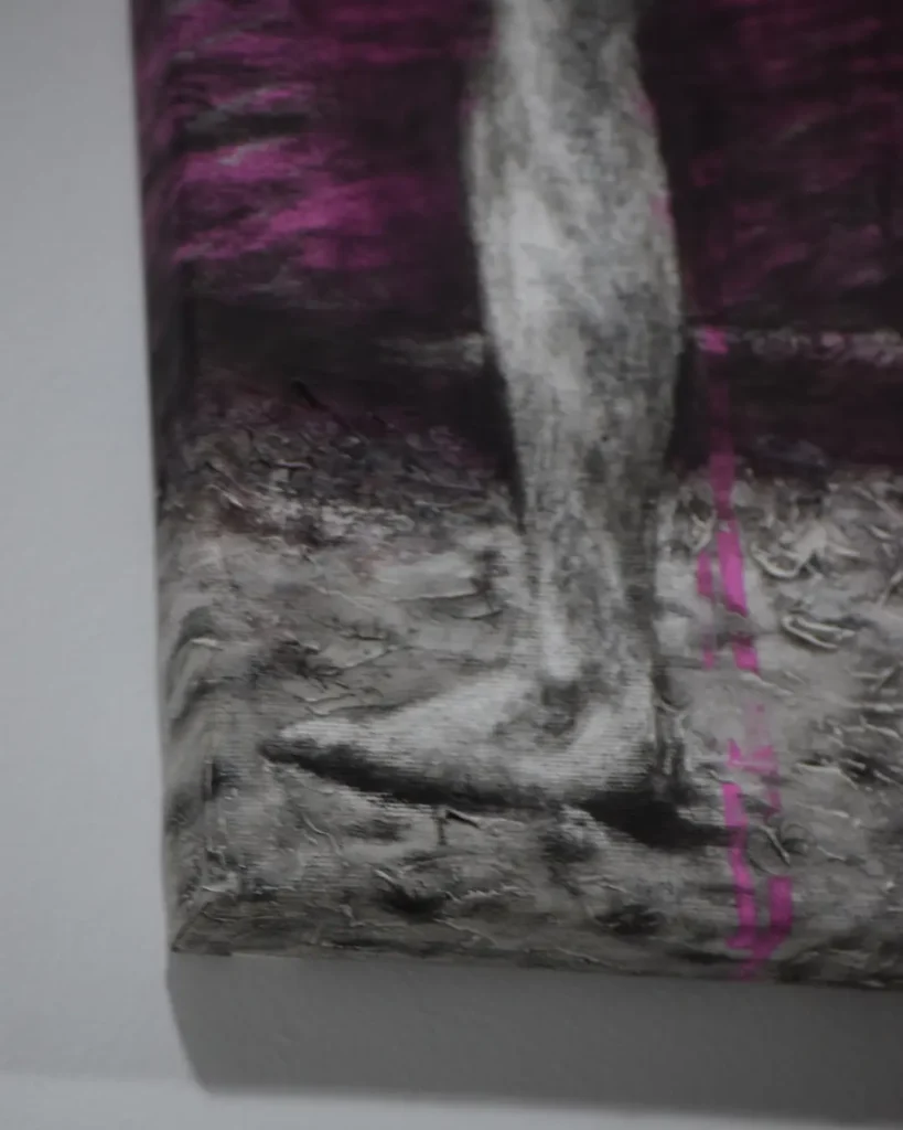 Pintura al óleo de dos figuras humanas en paisaje con intervención de color rosa, obra Cuando pesa el silencio de Yohan Pixone