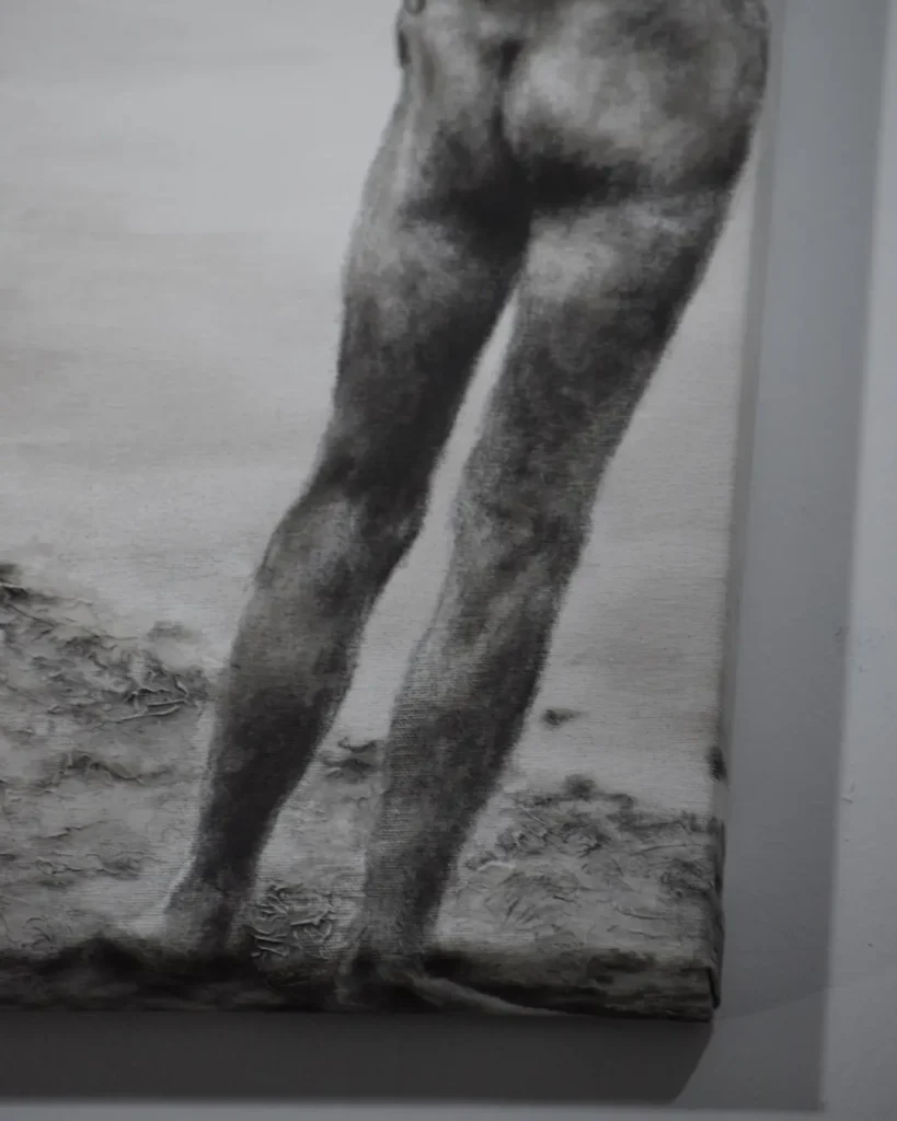 Pintura al óleo de dos figuras humanas en paisaje con intervención de color rosa, obra Cuando pesa el silencio de Yohan Pixone