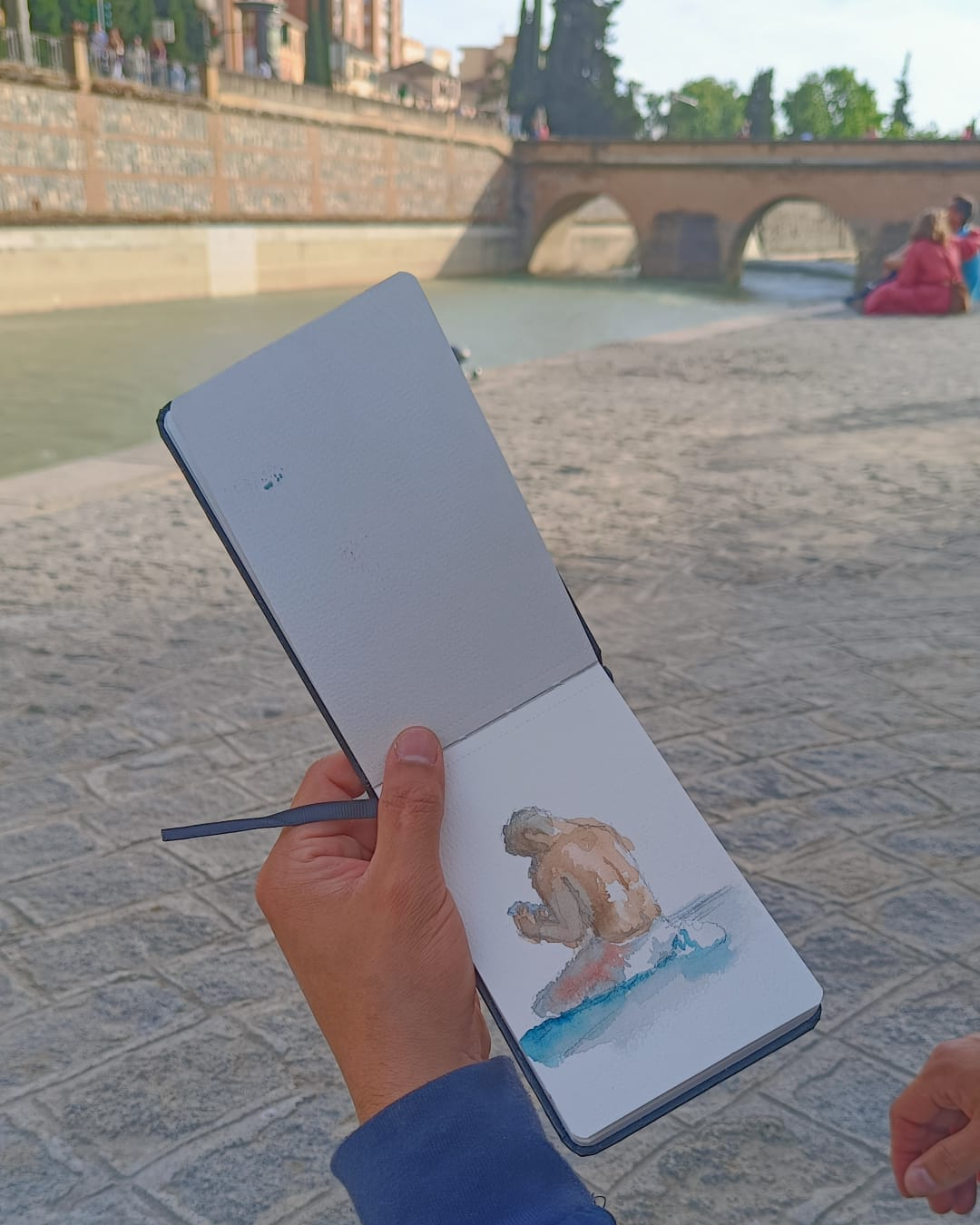 Yohan Pixone pintando con acuarela al aire libre como parte de su proceso artístico de observación del espacio.