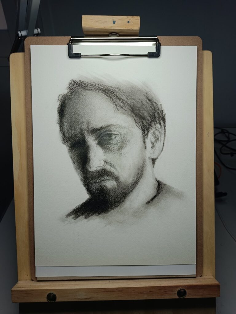 En este ejercicio del Laboratorio de rostros trabajé la asimilación silenciosa: un estado donde el rostro no reacciona, sino que procesa algo hacia dentro. La dificultad no estuvo en hacer que la mirada dijera más, sino en encontrar cuánto podía decir sin definirse demasiado.