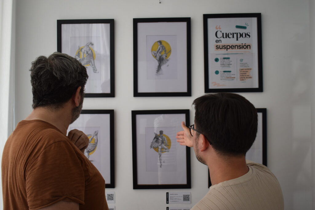 Vista general de la exposición Cuerpos en suspensión de Yohan Pixone en Casa Granada, sede de Apoyo Positivo en Granada.