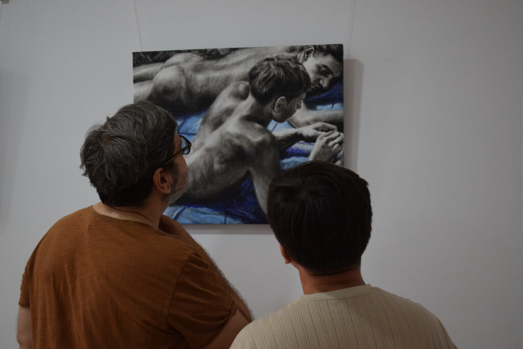 Vista general de la exposición Cuerpos en suspensión de Yohan Pixone en Casa Granada, sede de Apoyo Positivo en Granada.