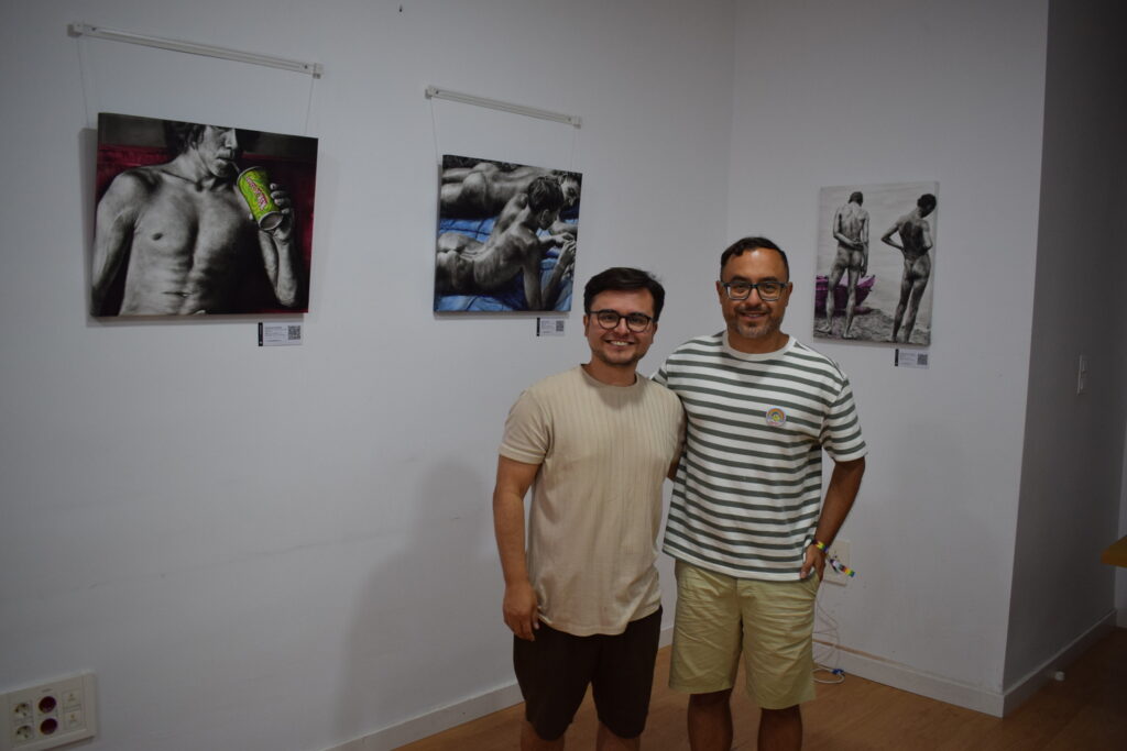 Vista general de la exposición Cuerpos en suspensión de Yohan Pixone en Casa Granada, sede de Apoyo Positivo en Granada.
