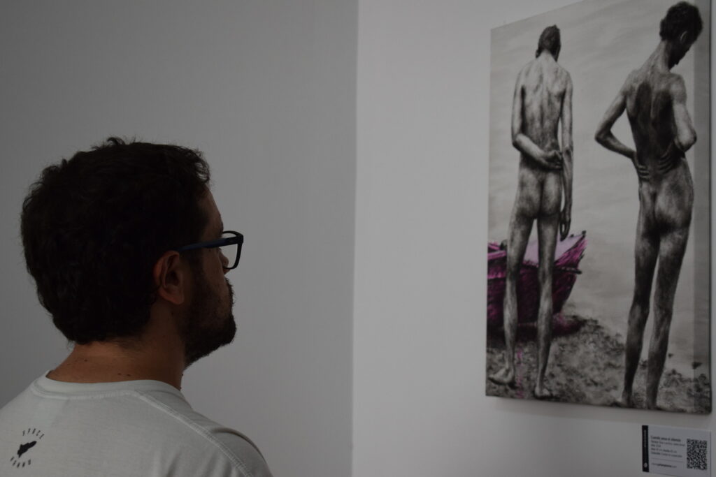 Personas observando las obras de la exposición Cuerpos en suspensión en Casa Granada.
