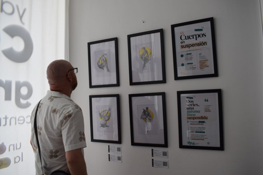 Vista general de la exposición Cuerpos en suspensión de Yohan Pixone en Casa Granada, sede de Apoyo Positivo en Granada.