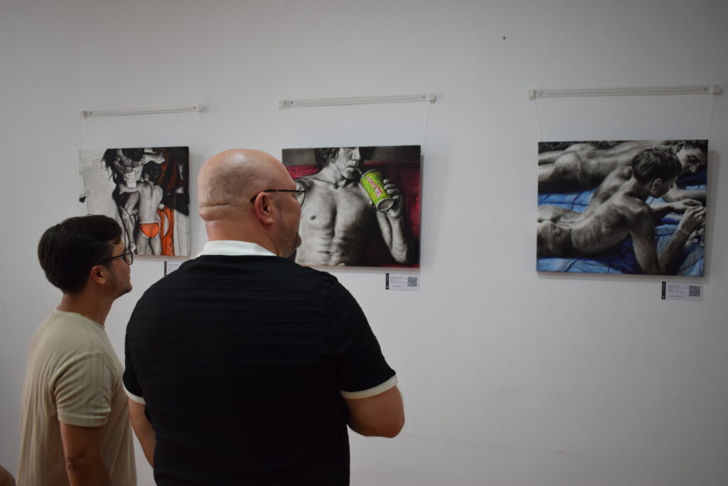 Vista general de la exposición Cuerpos en suspensión de Yohan Pixone en Casa Granada, sede de Apoyo Positivo en Granada.