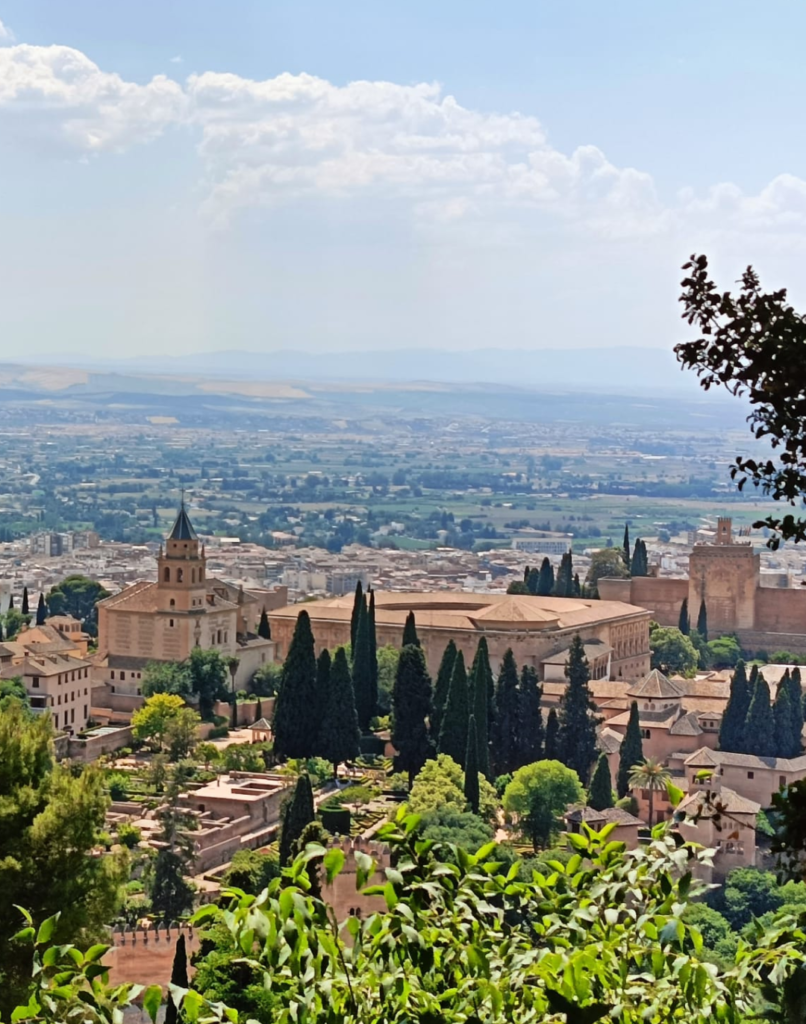 Cuaderno de acuarela de Yohan Pixone frente a la Alhambra durante una práctica de pintura al aire libre en Granada.