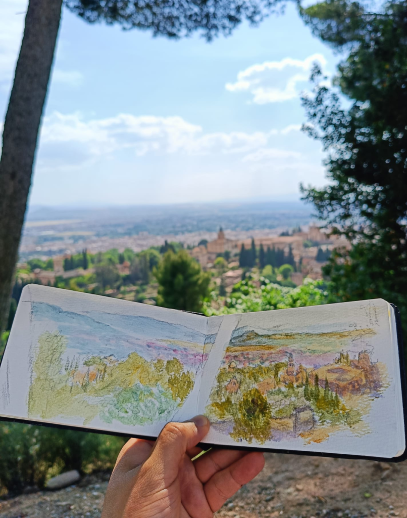 Cuaderno de acuarela de Yohan Pixone frente a la Alhambra durante una práctica de pintura al aire libre en Granada.
