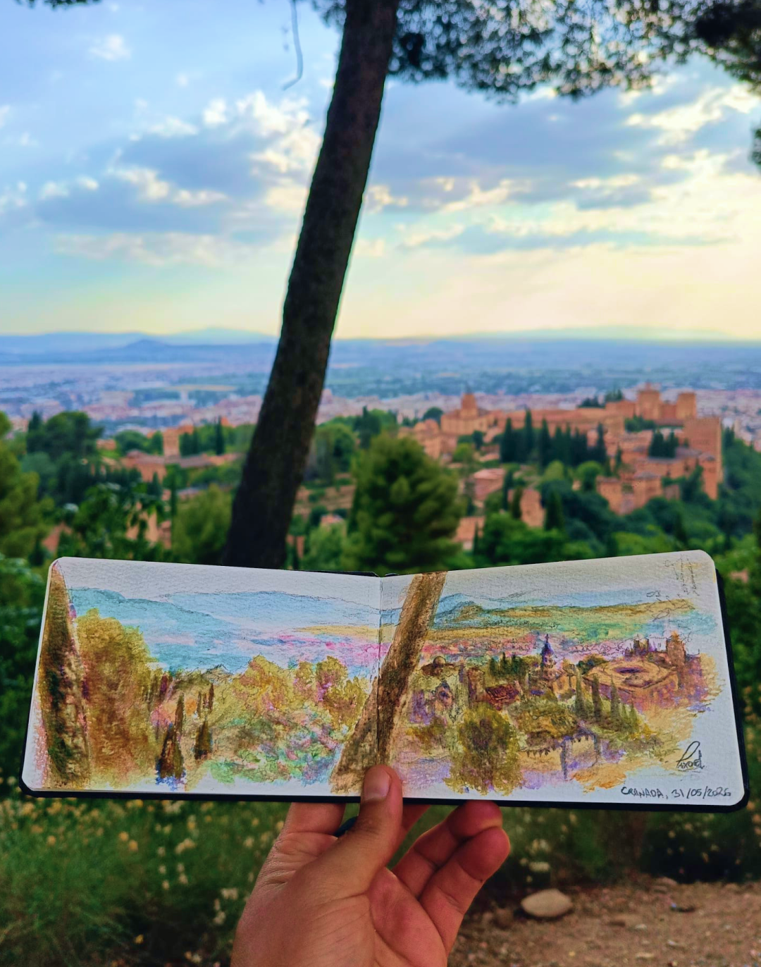 Cuaderno de acuarela de Yohan Pixone frente a la Alhambra durante una práctica de pintura al aire libre en Granada.