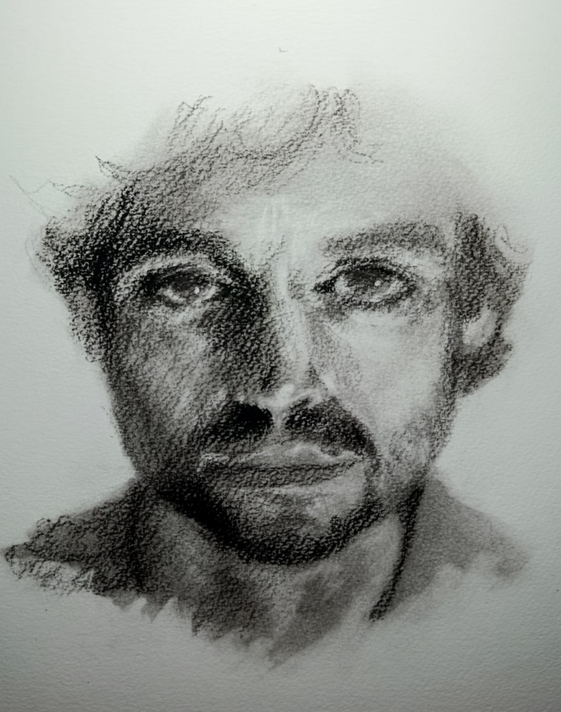 Dibujo de rostro masculino de Yohan Pixone, realizado en grafito y carboncillo, explorando la mirada contenida y la construcción por masas.